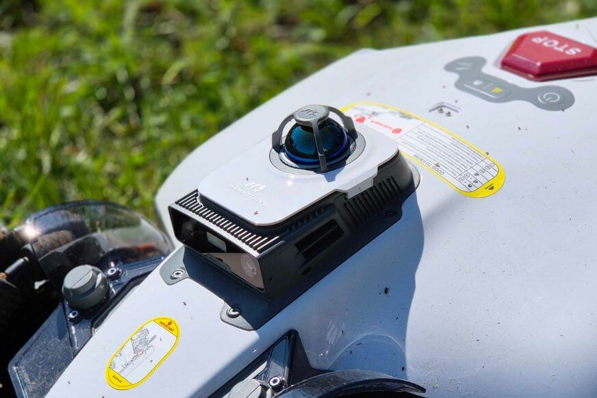 Nahaufnahme des 360° LiDAR-Sensors am Mammotion LUBA 3 AWD Mähroboter. Laser-Scanning für präzise 3D-Kartierung ohne RTK-Basisstation.